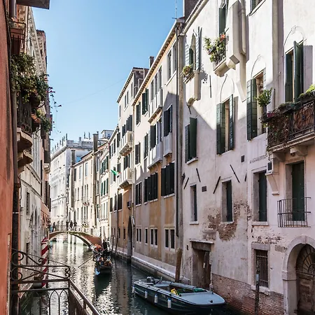 Rialto Bridge Big With Lift By Lionhost *
