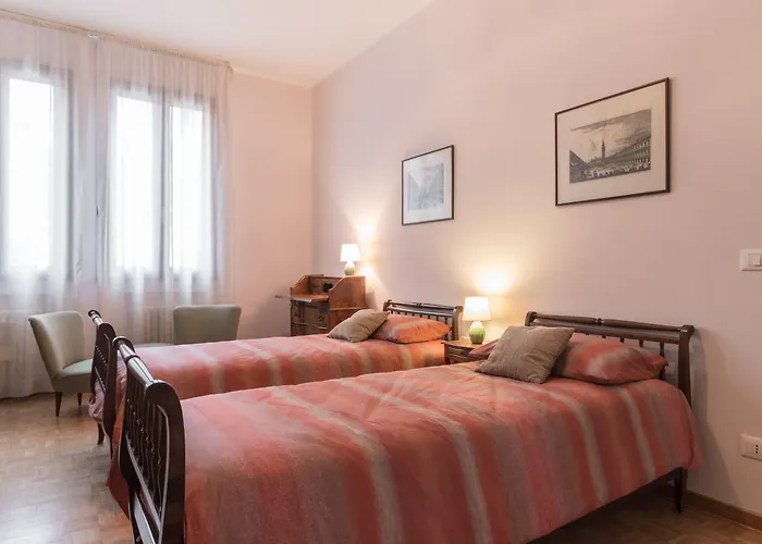 Rialto Bridge Big With Lift By Lionhost *