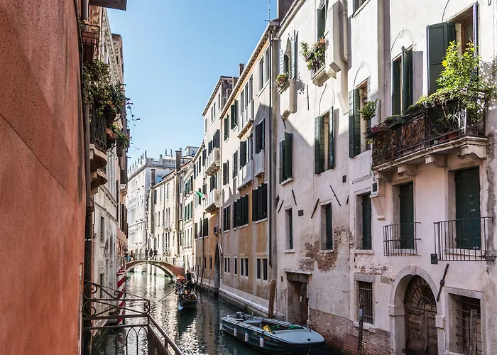 Rialto Bridge Big With Lift By Lionhost *