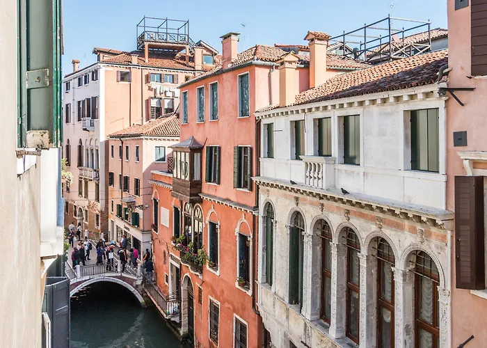 Rialto Bridge Big With Lift By Lionhost * البندقية