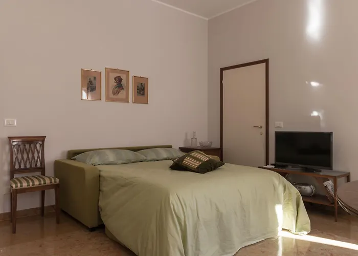 Rialto Bridge Big With Lift By Lionhost البندقية