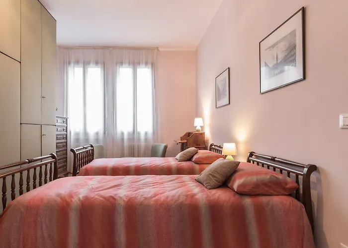 Rialto Bridge Big With Lift By Lionhost *