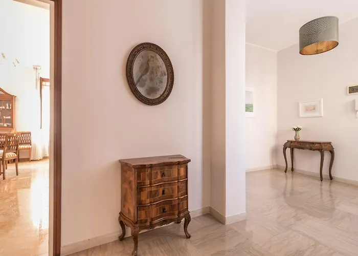 Rialto Bridge Big With Lift By Lionhost البندقية