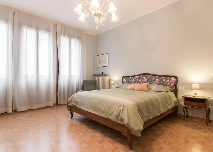 Rialto Bridge Big With Lift By Lionhost