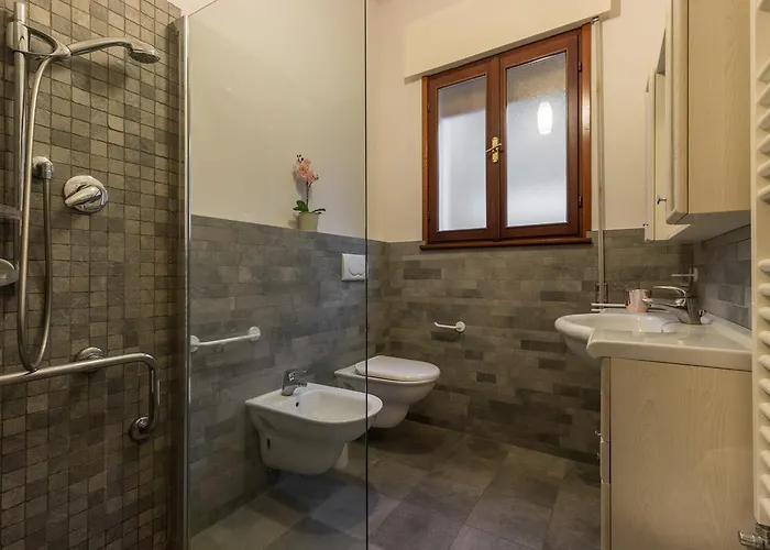 Rialto Bridge Big With Lift By Lionhost