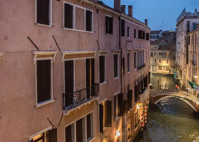 Rialto Bridge Big With Lift By Lionhost شقة البندقية