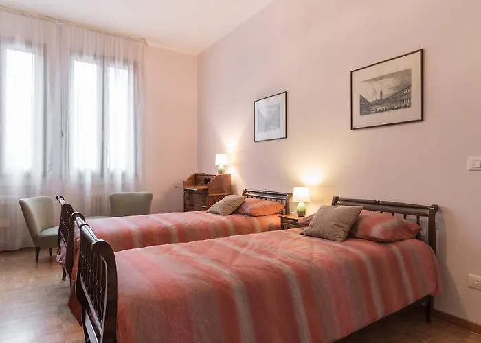 Rialto Bridge Big With Lift By Lionhost * البندقية